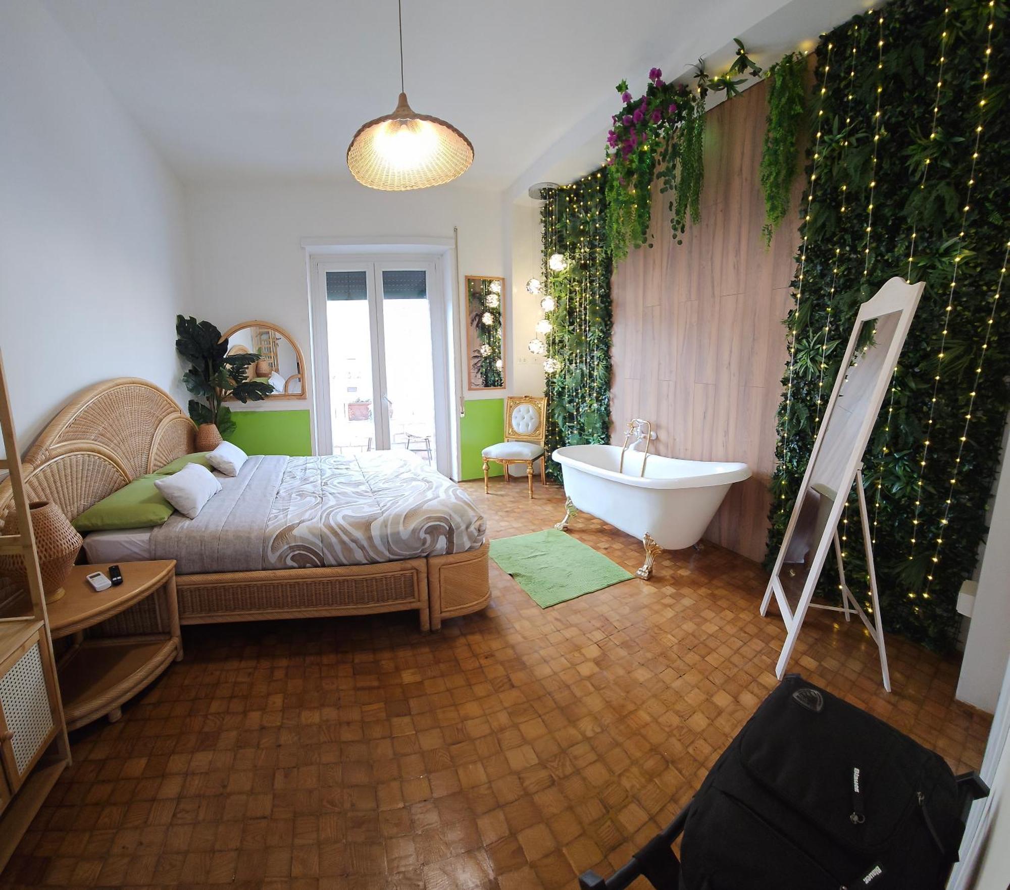 12 V Itali Guest house
