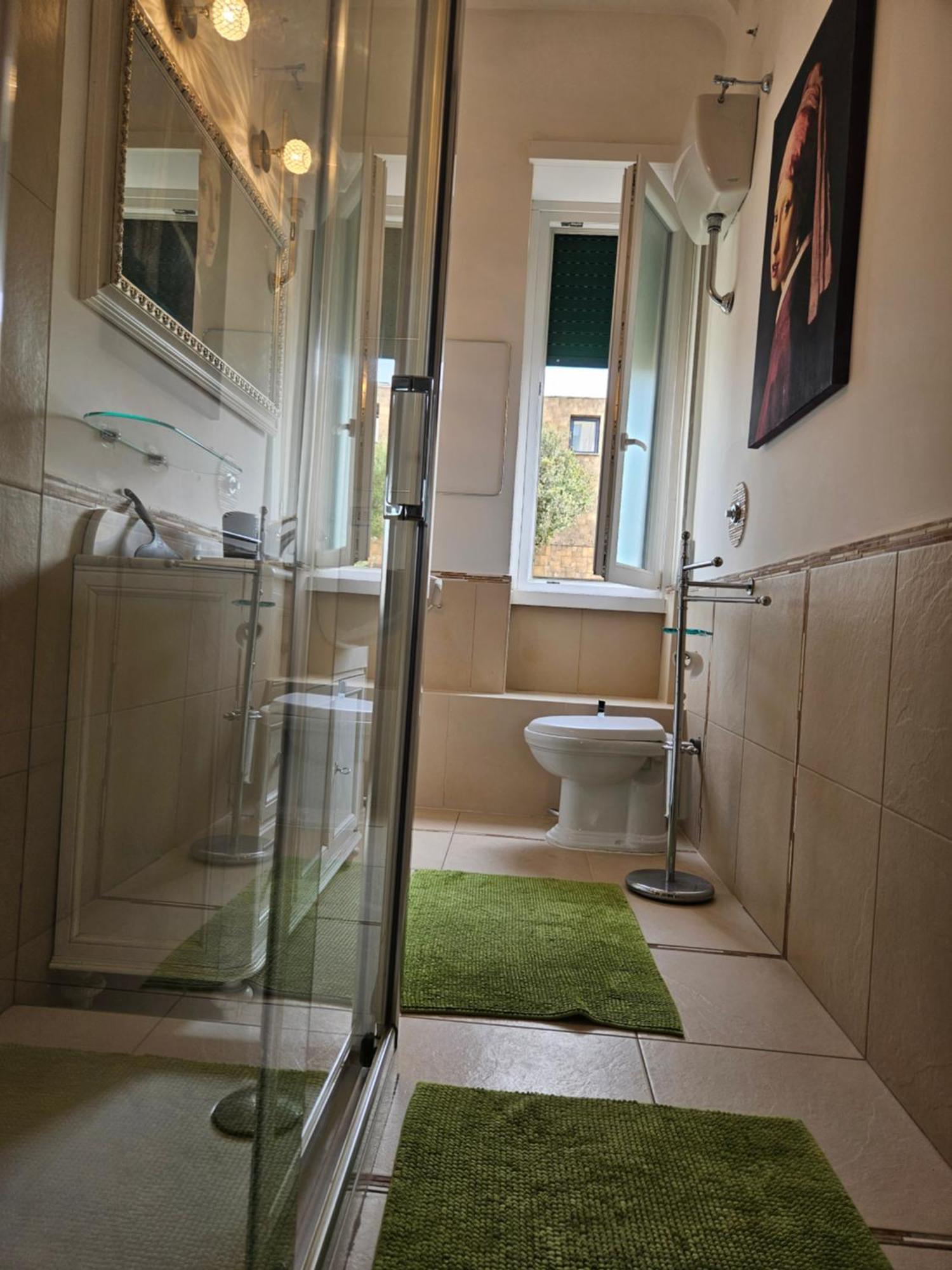 12 V Itali Guest house
