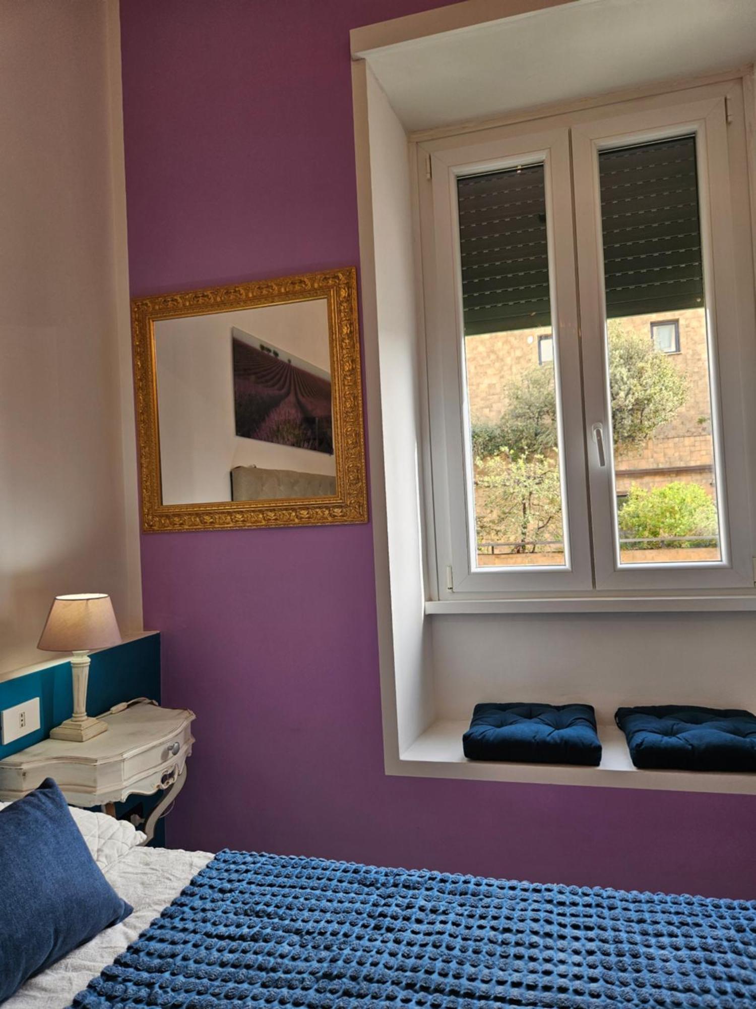 12 V Itali Guest house