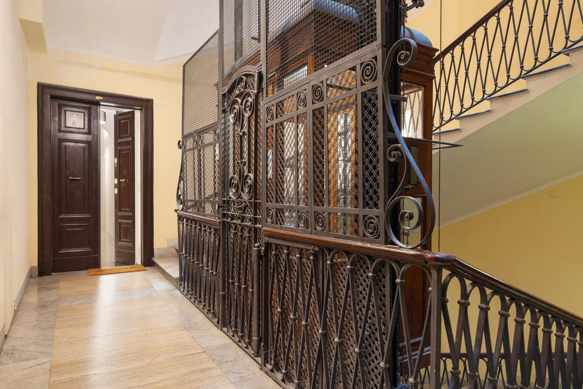 Iflat New Spacious & Classy In Monti Rome