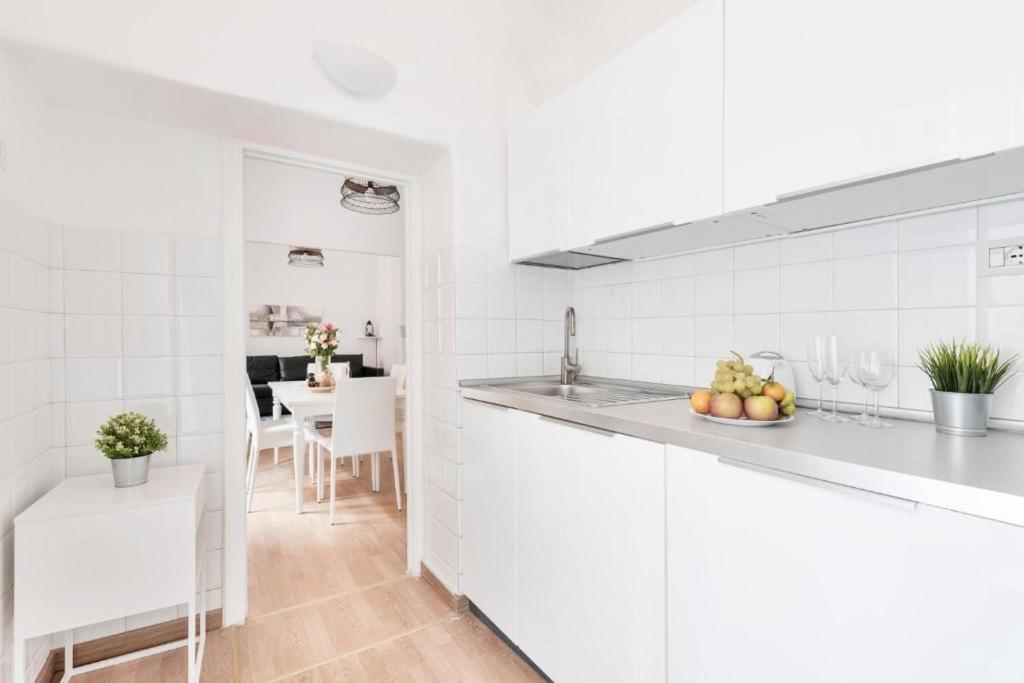 Apartment By The Colosseum - White Chic Flats