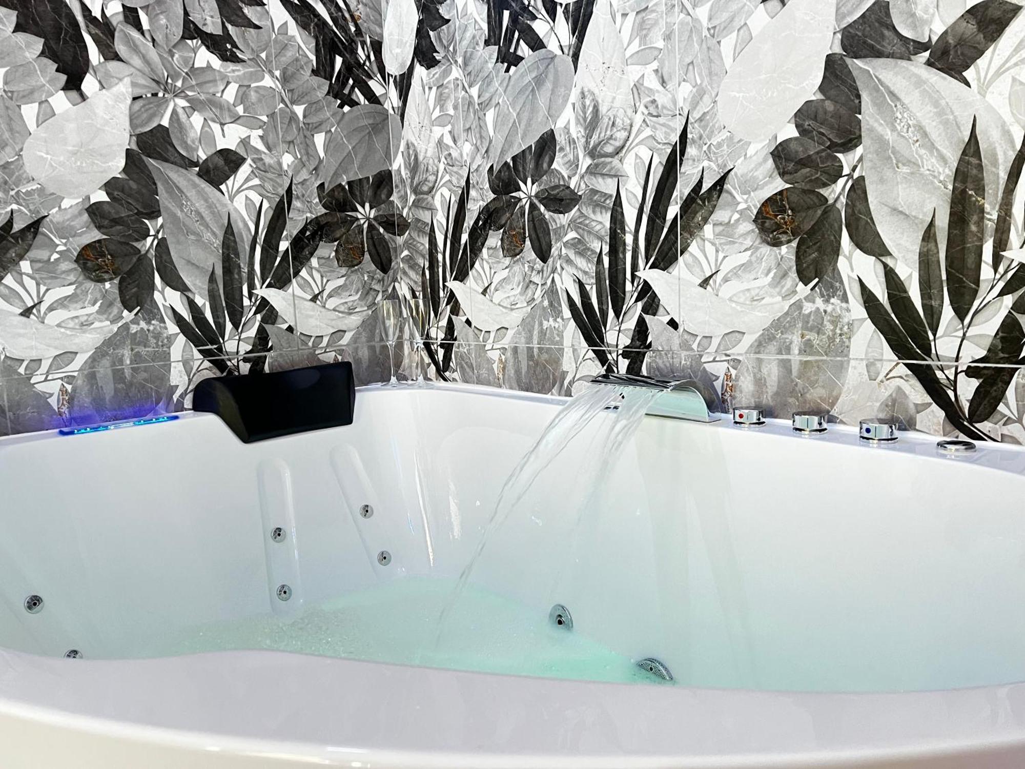 Ese Luxury Spa Suites - Elegant Jacuzzi Suite, Quiet&Central *