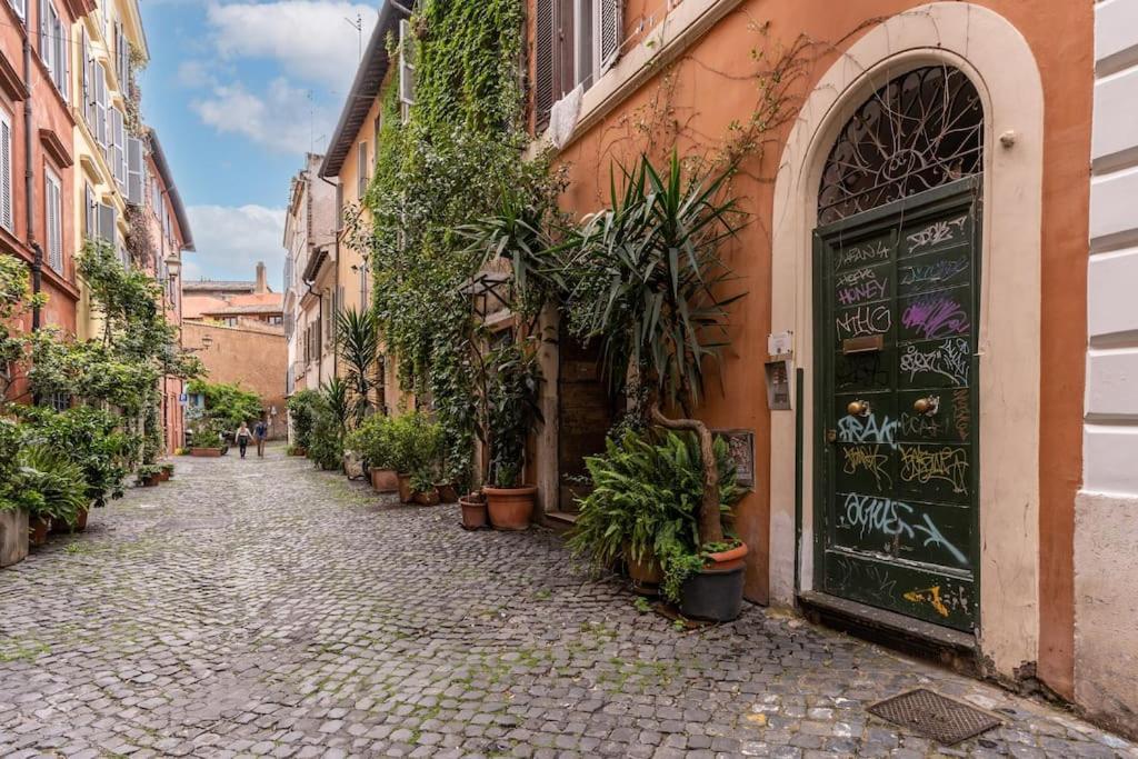 Vicolo Leopardo Trastevere * Rome