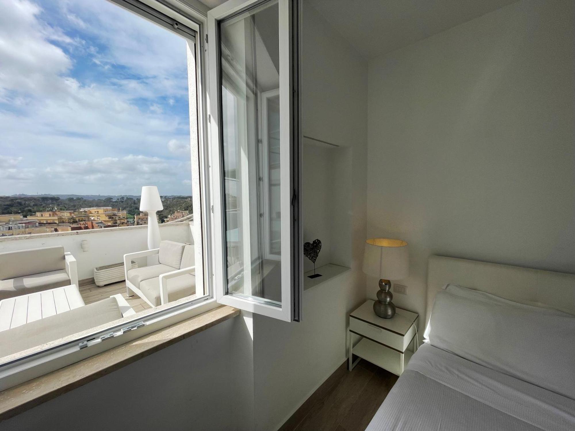 Penthouse With View Of Apartment *