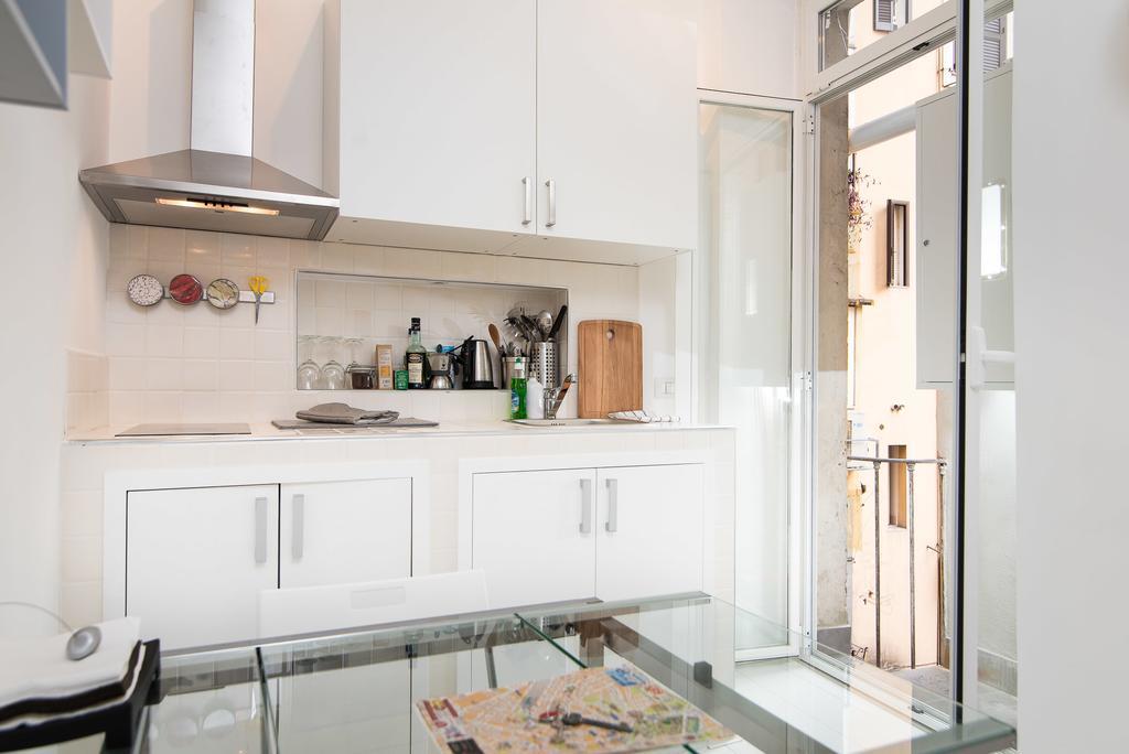 White Ostilia Apartment