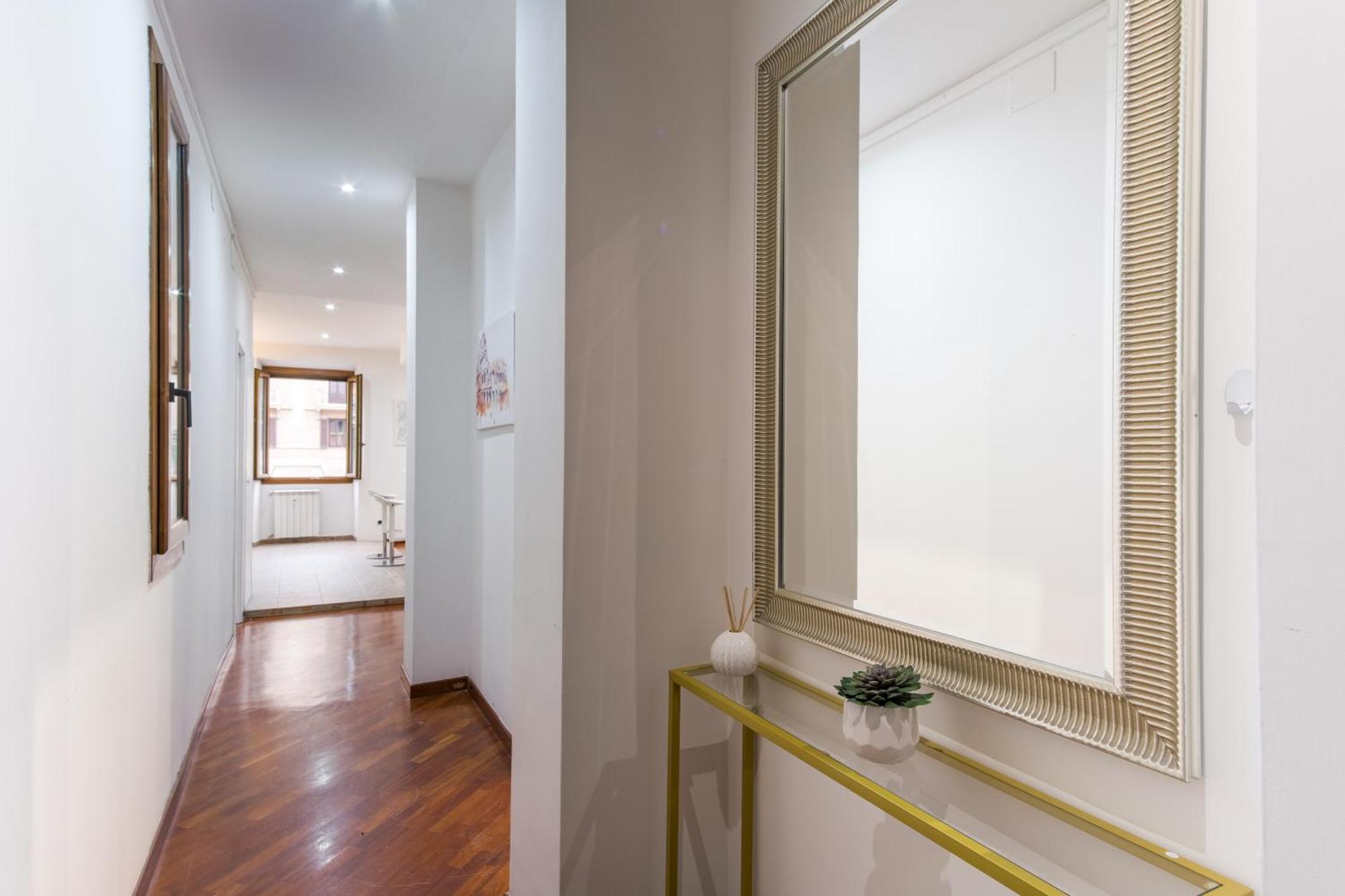 Elegantis San Giovanni - Easily Get To The Historic Center, Metro, Tram And Bus Are Nearby Rome