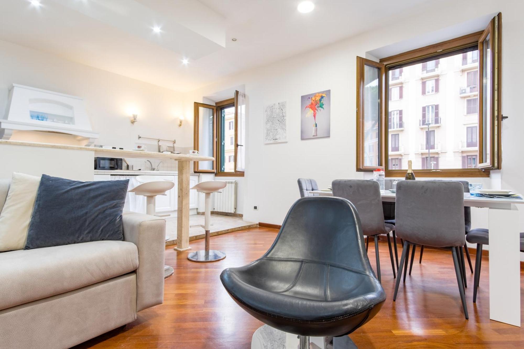 Apartment Elegantis San Giovanni - Easily Get To The Historic Center, Metro, Tram And Bus Are Nearby Rome