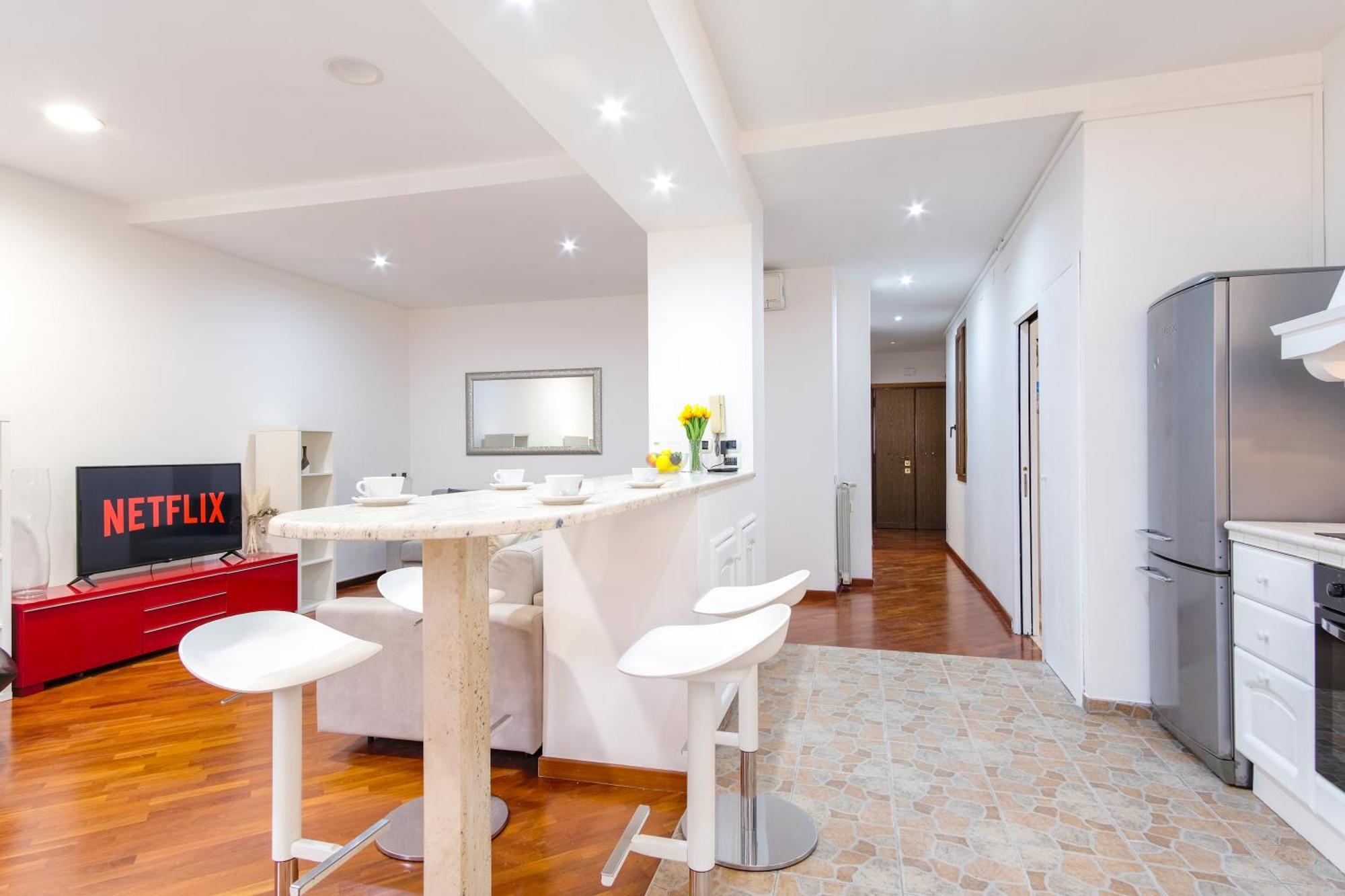 Apartment Elegantis San Giovanni - Easily Get To The Historic Center, Metro, Tram And Bus Are Nearby Rome