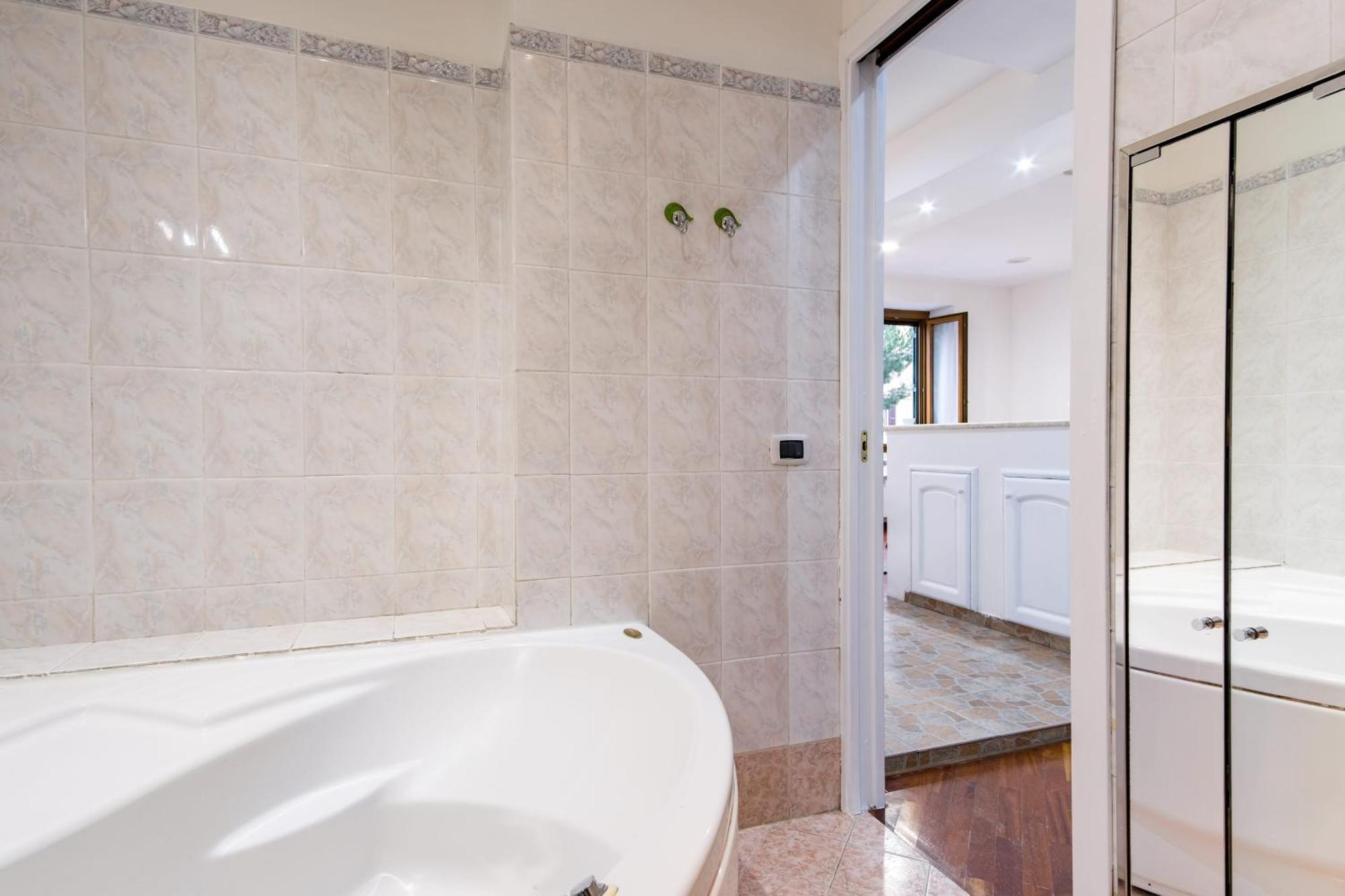 Elegantis San Giovanni - Easily Get To The Historic Center, Metro, Tram And Bus Are Nearby * Rome