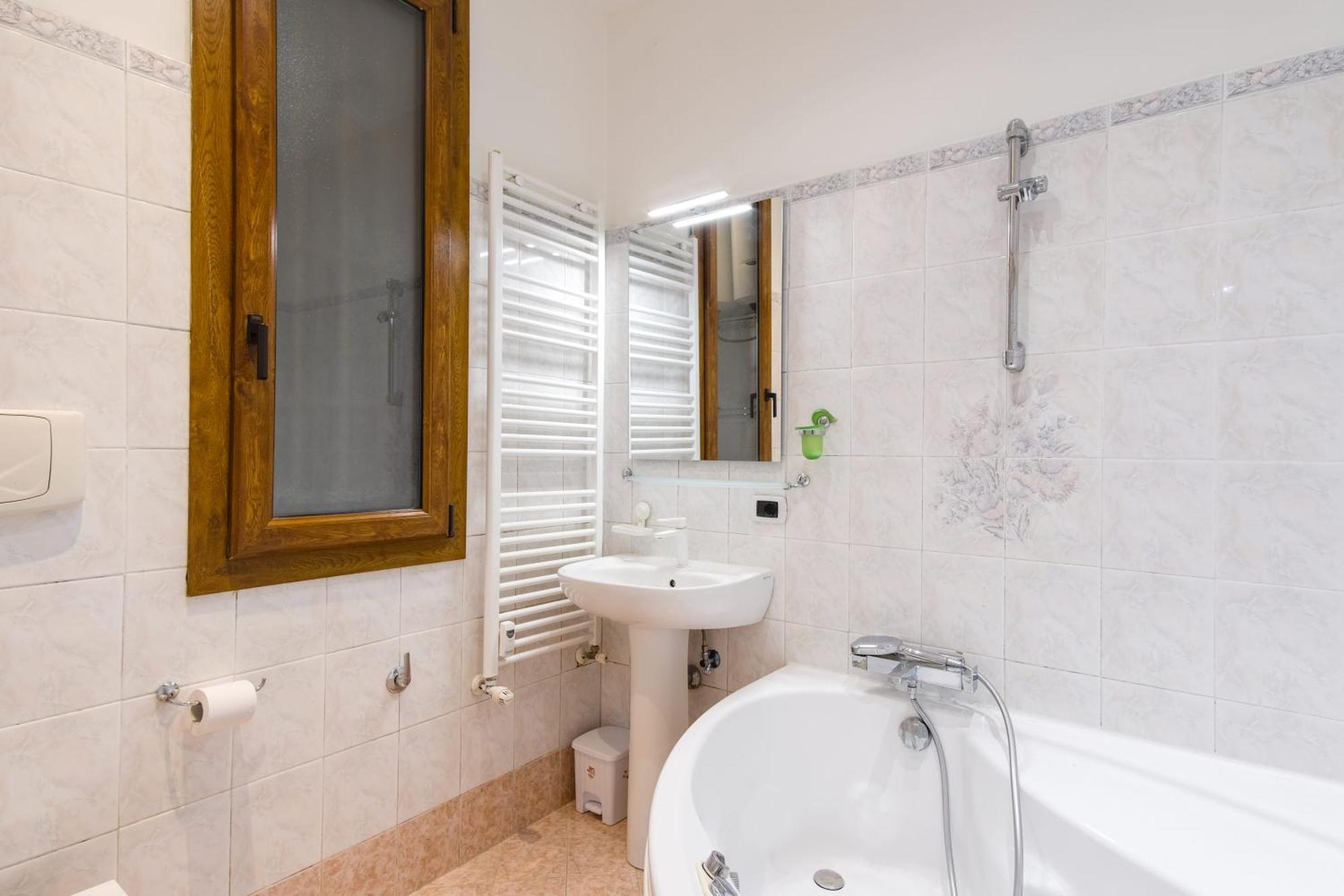 Elegantis San Giovanni - Easily Get To The Historic Center, Metro, Tram And Bus Are Nearby Apartment