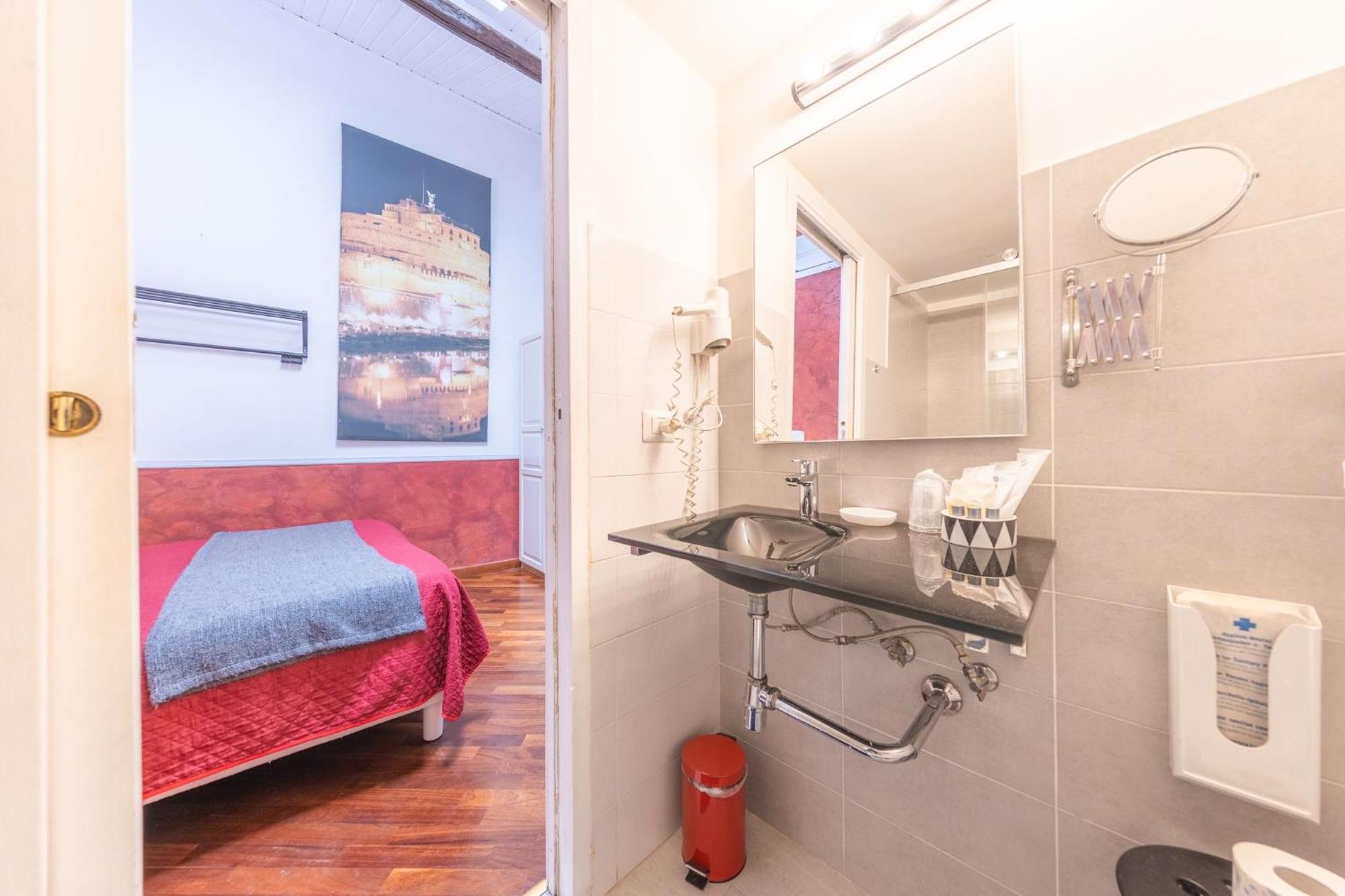 Guest house In Bb - Skylight Double In History House *