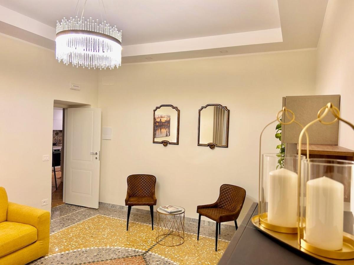 Elegant With Balcony Near The Center *