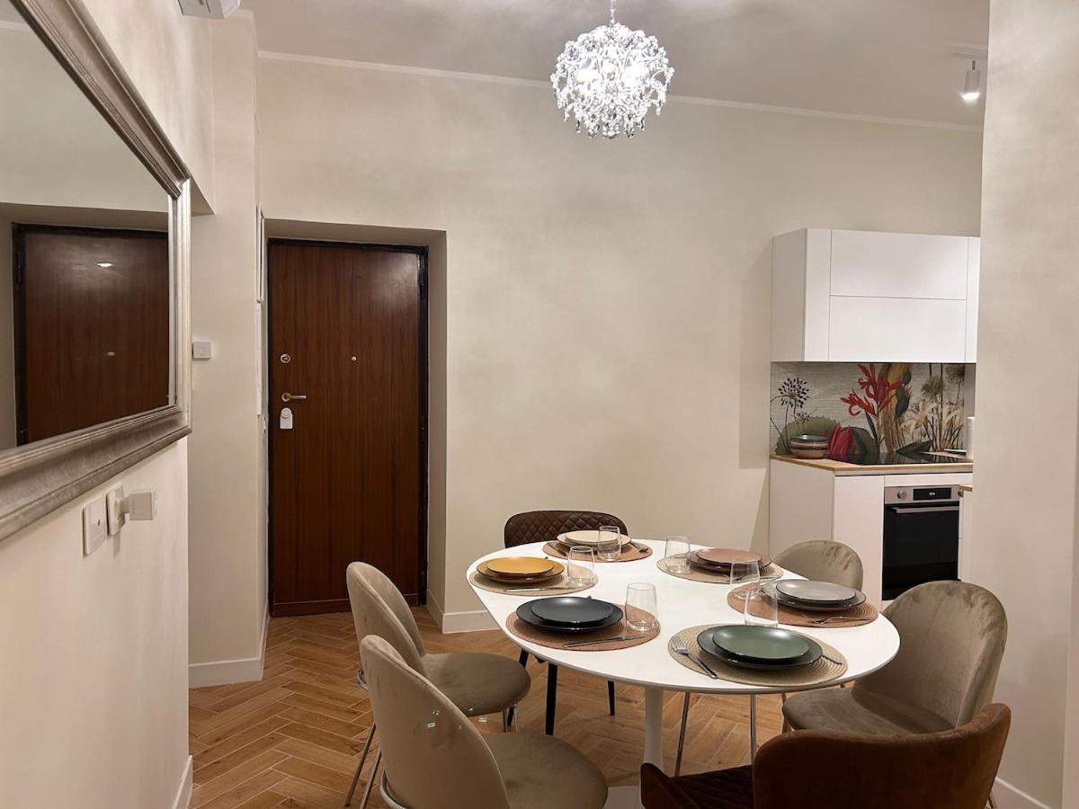 Elegant With Balcony Near The Center *