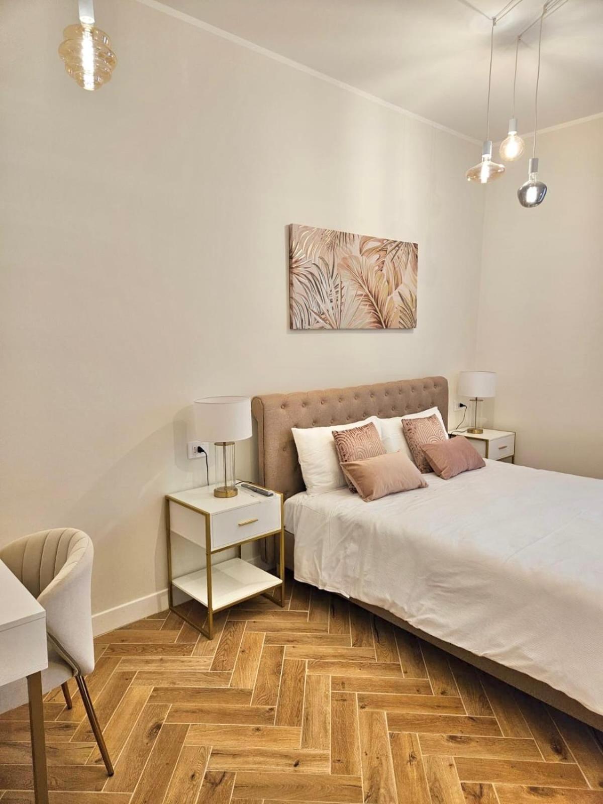 Elegant With Balcony Near The Center Apartment