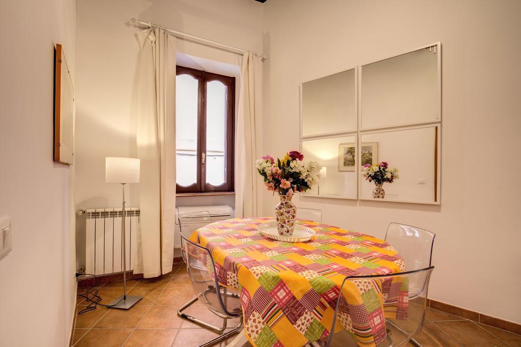 Navona Flowers Apartment