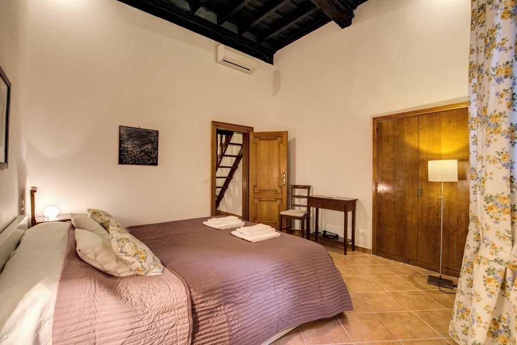Navona Flowers Apartment