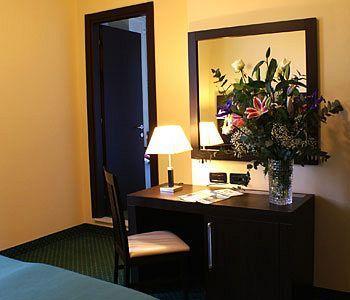 Hotel Versailles *