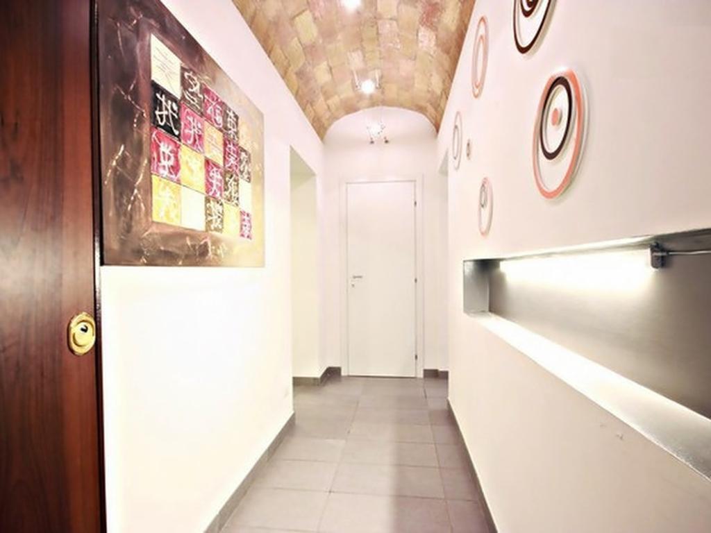 Apartment Cheap And Chic White At Coliseum Rome
