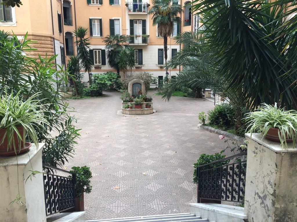 Come And Feel At In This Airy Three Bedrooms In Centre Apartment Rome