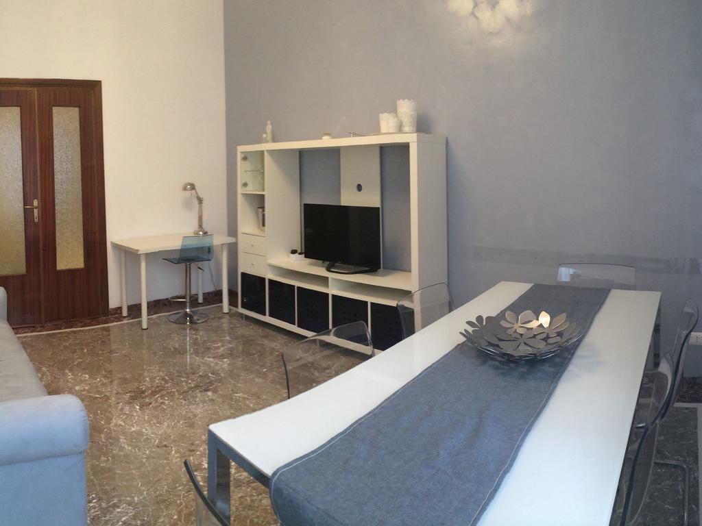 Come And Feel At In This Airy Three Bedrooms In Centre Rome