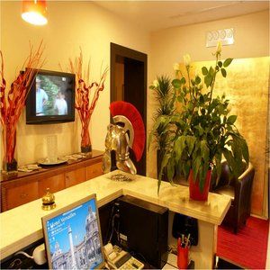 Versailles Hotel *