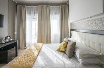 Happy Hotel
