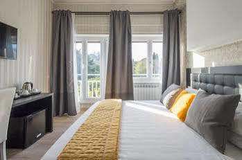 Happy Hotel 2*