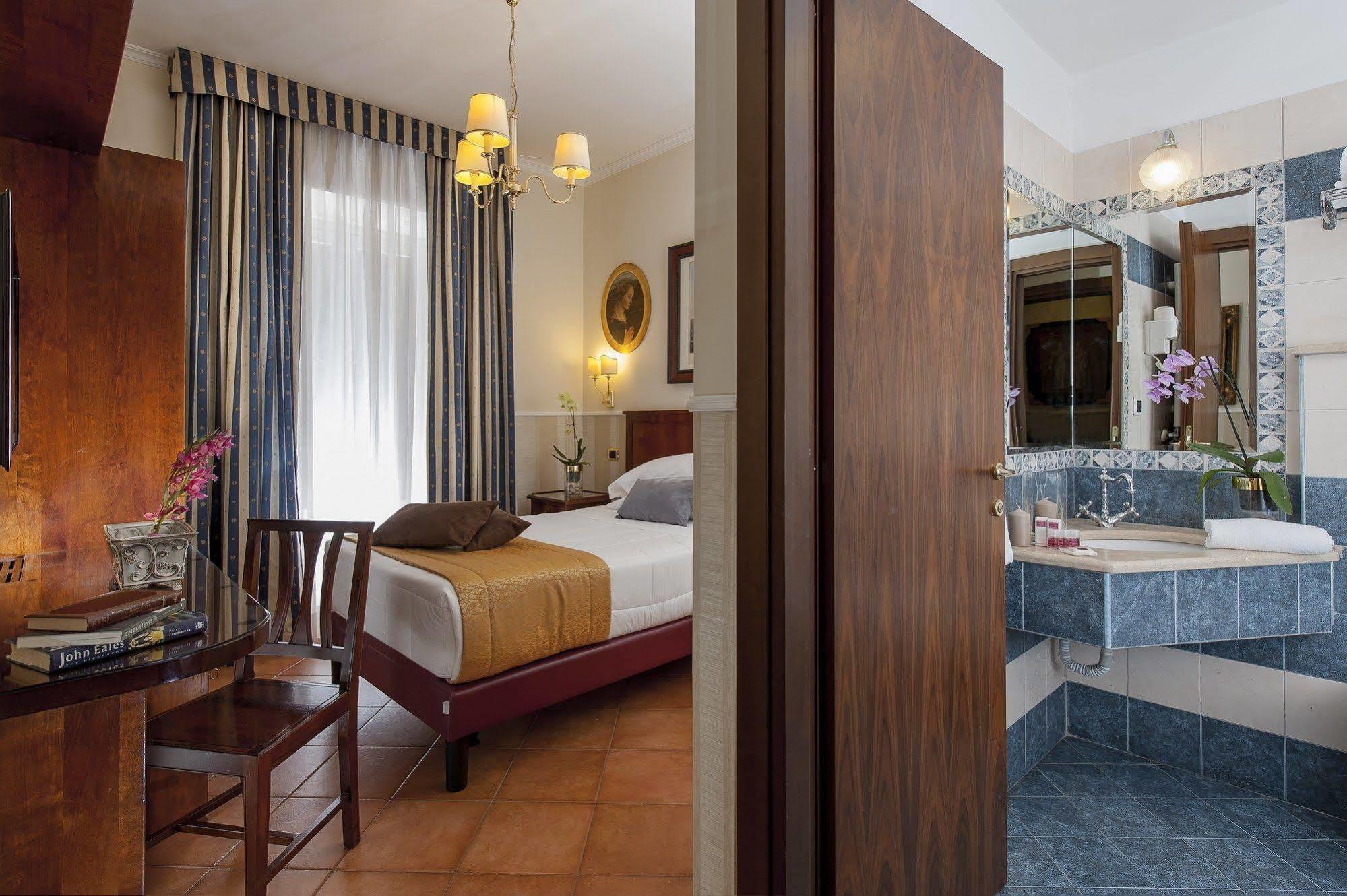 Hotel Des Artistes 3*