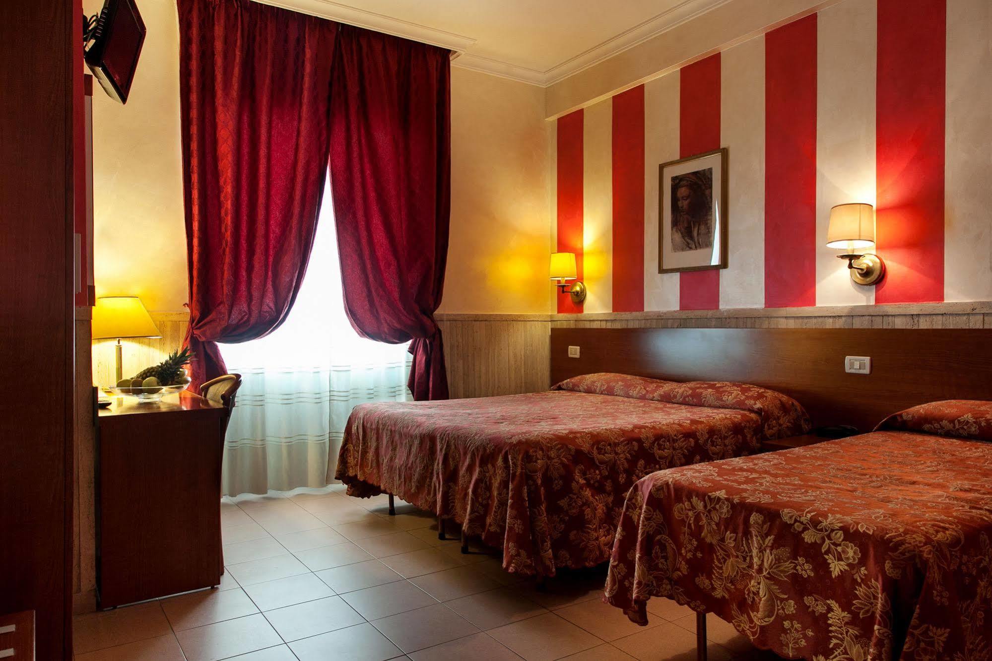 Hotel Pyramid 3*