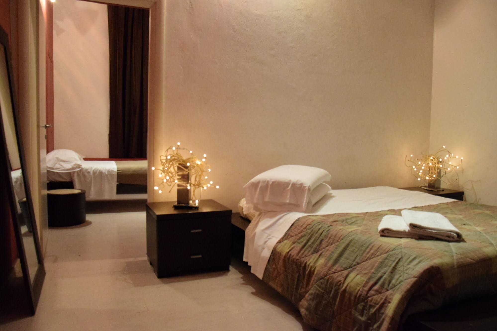 Happy Hotel 2*