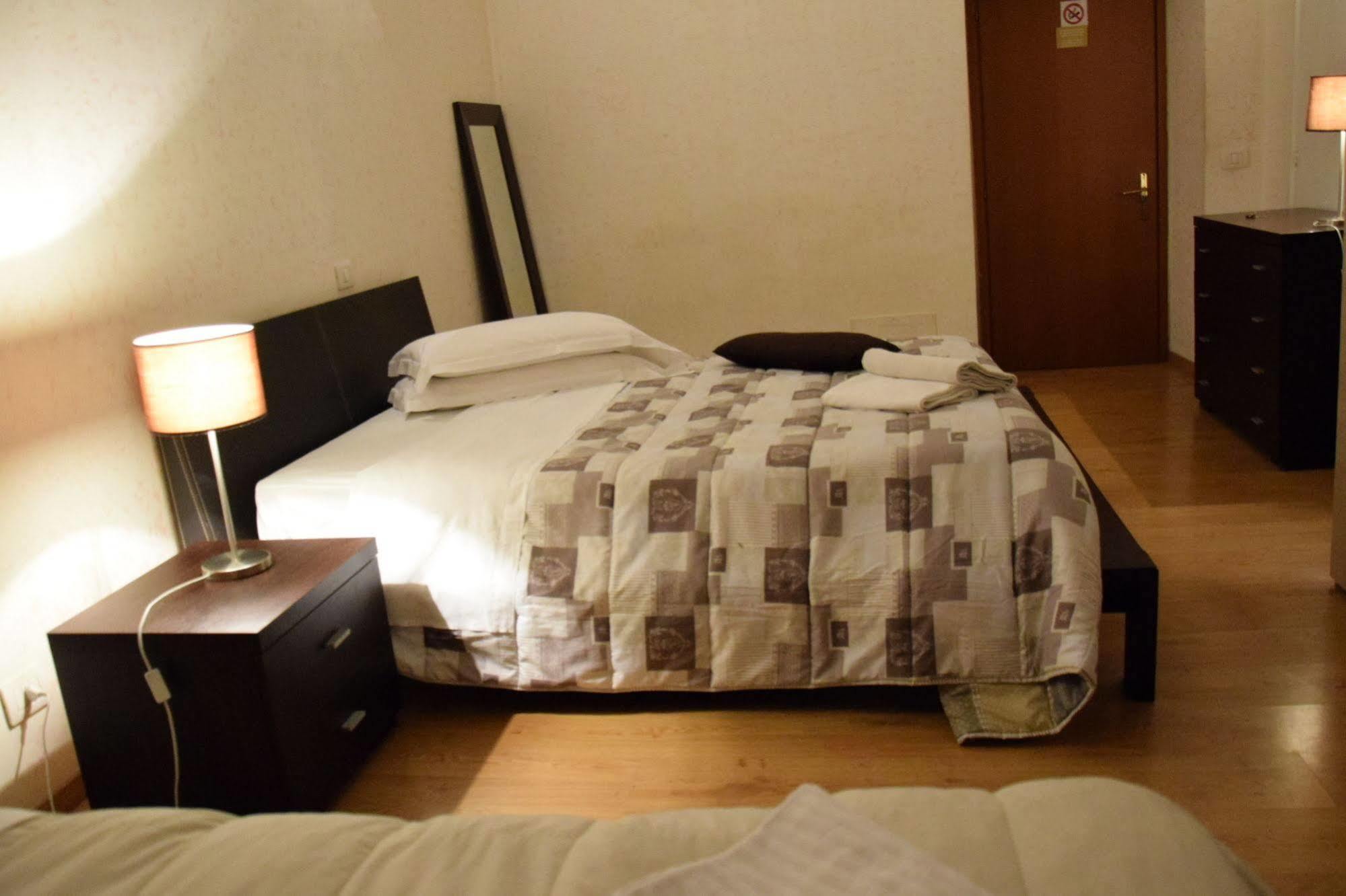 Happy Hotel 2*