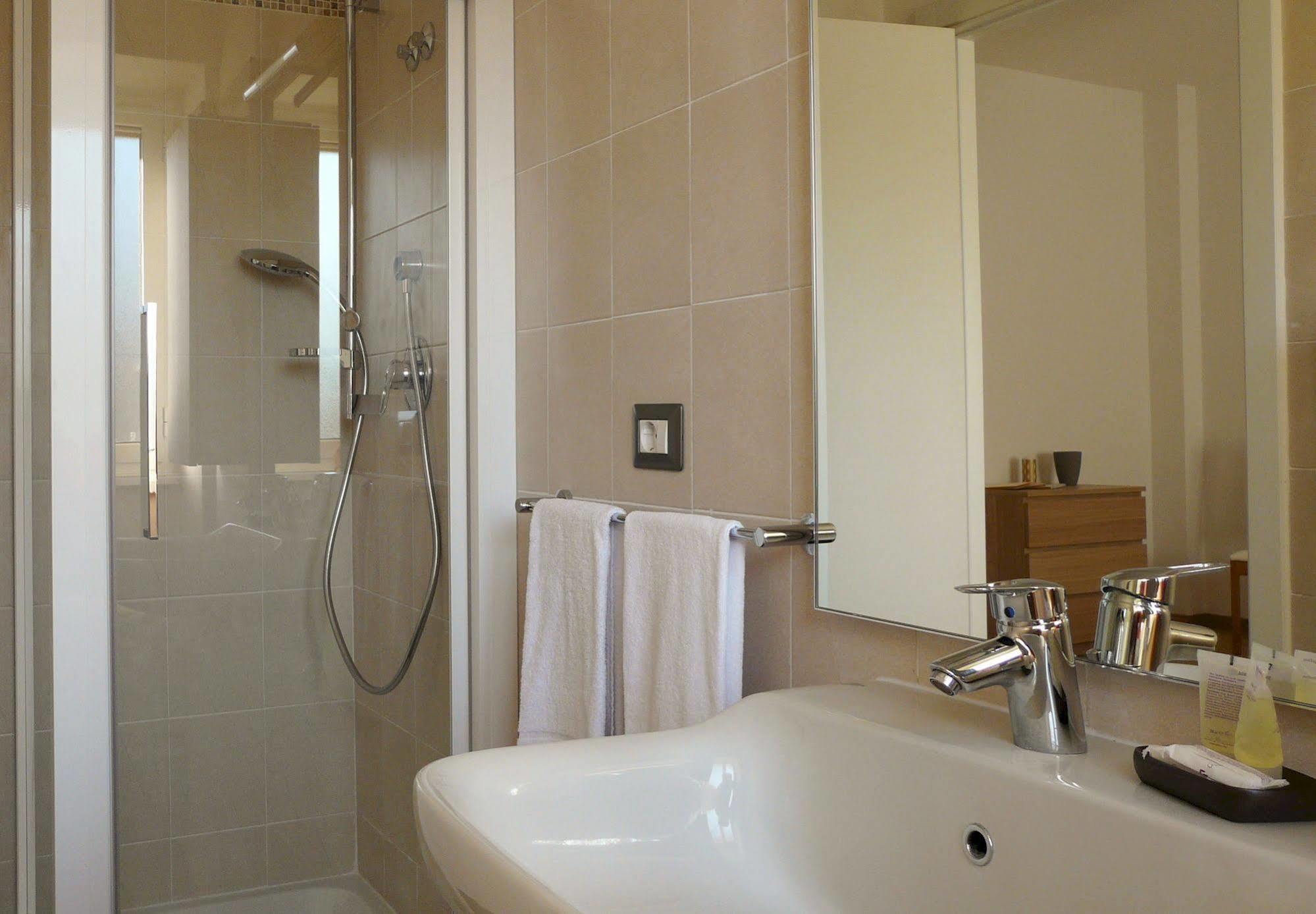 Couette-café Atticoromantica 2*