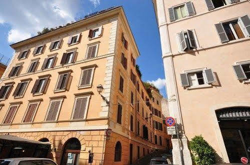 - Colosseum Apartment Rome