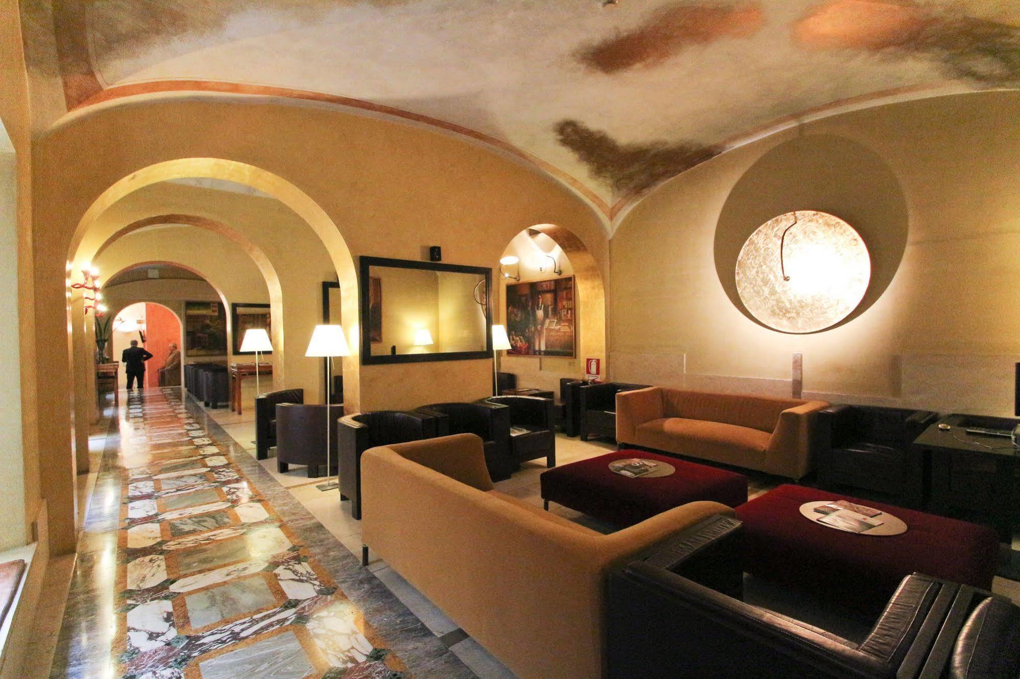 Unaway Empire Hotel 4*