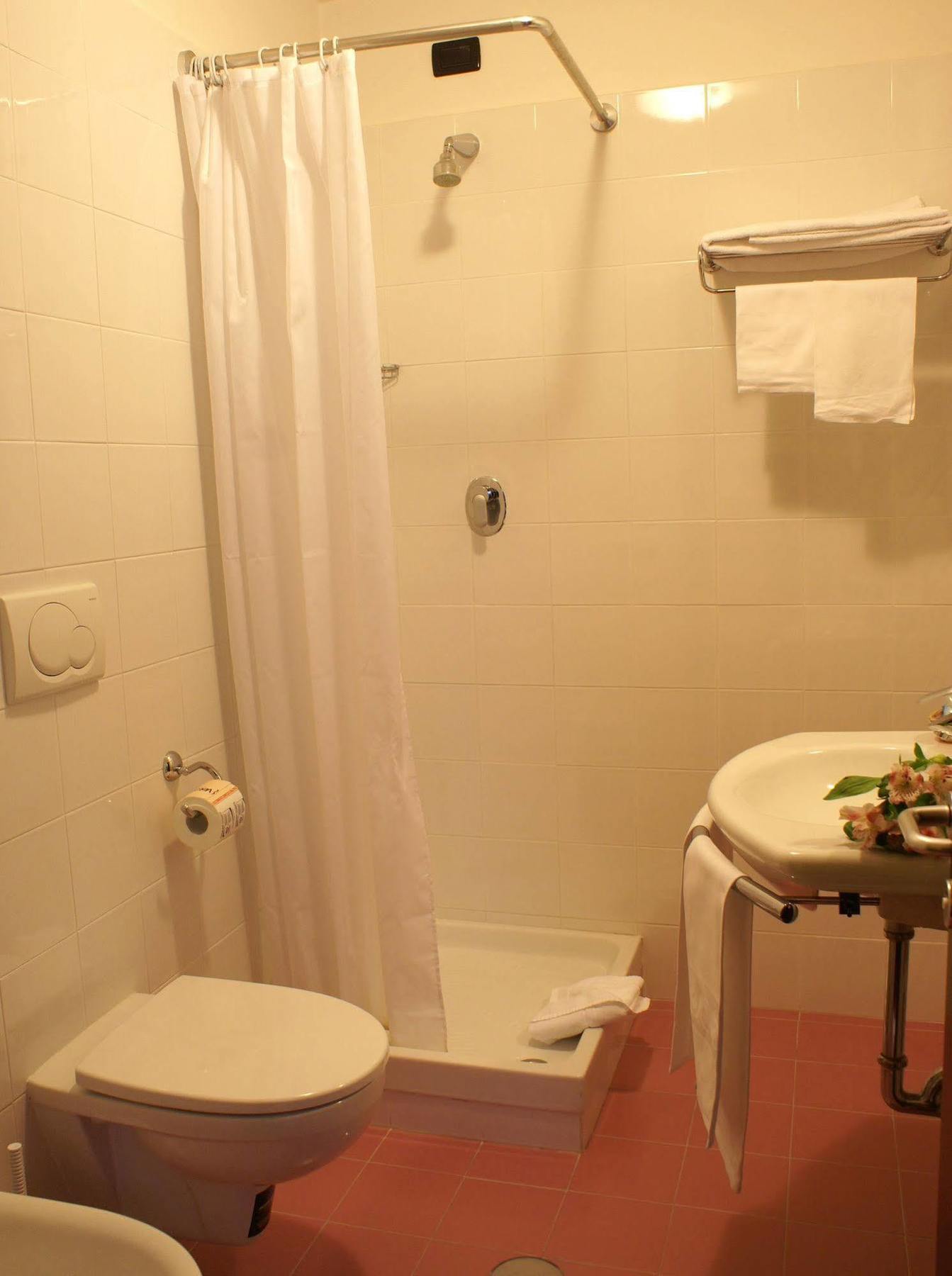 Versailles Hotel *
