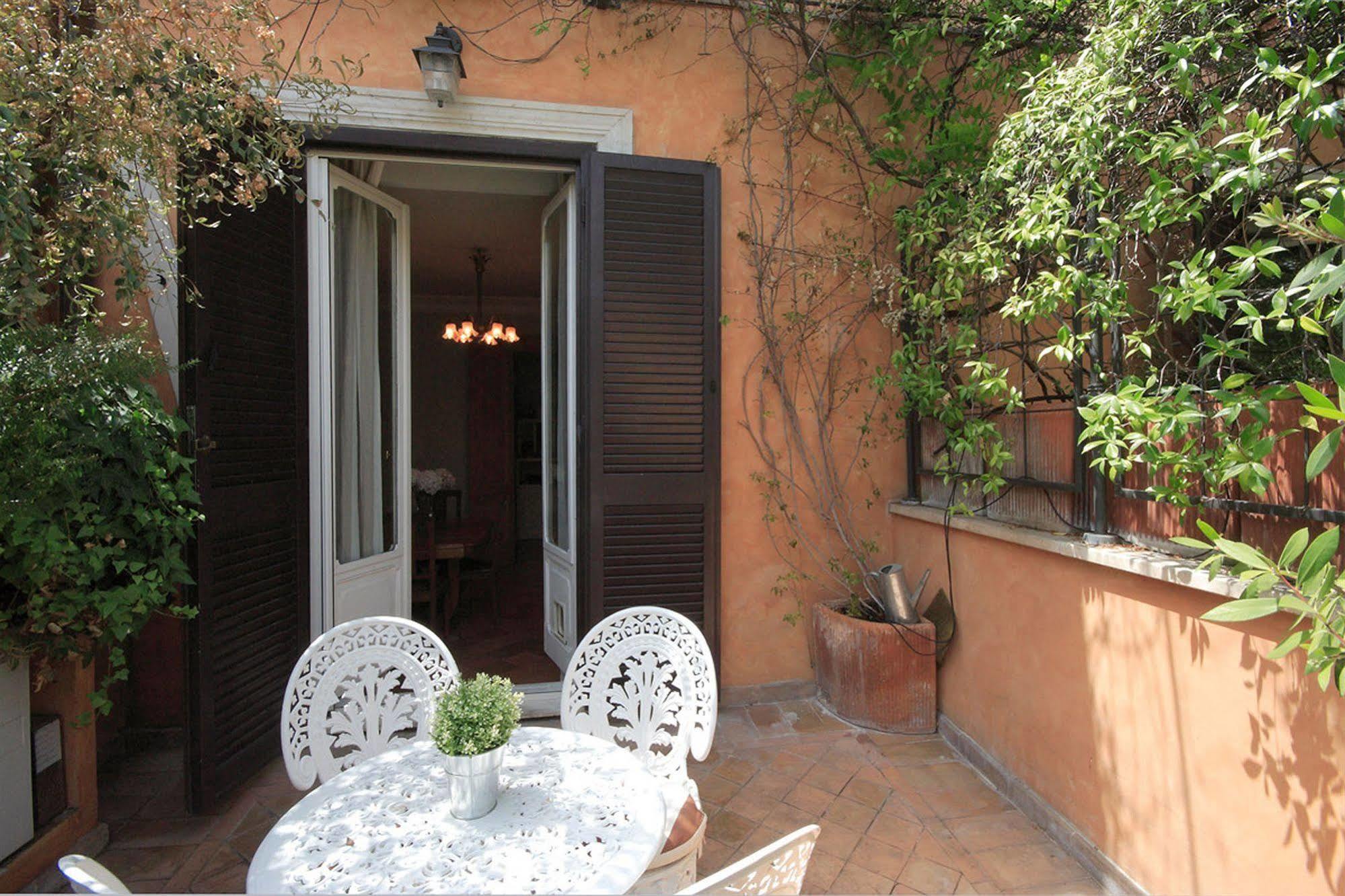 Apartment Frattina Rome