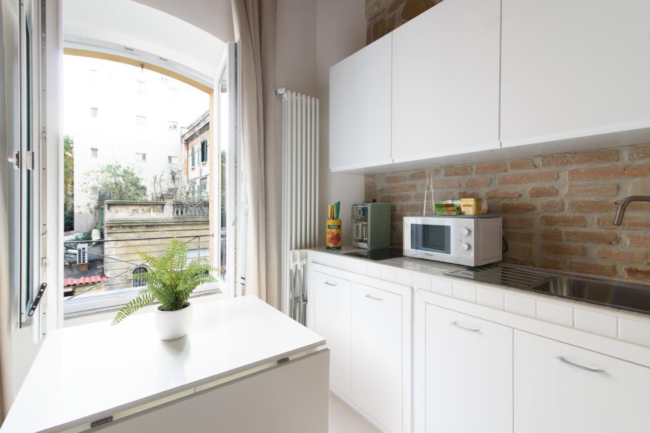 White Ostilia Apartment Rome