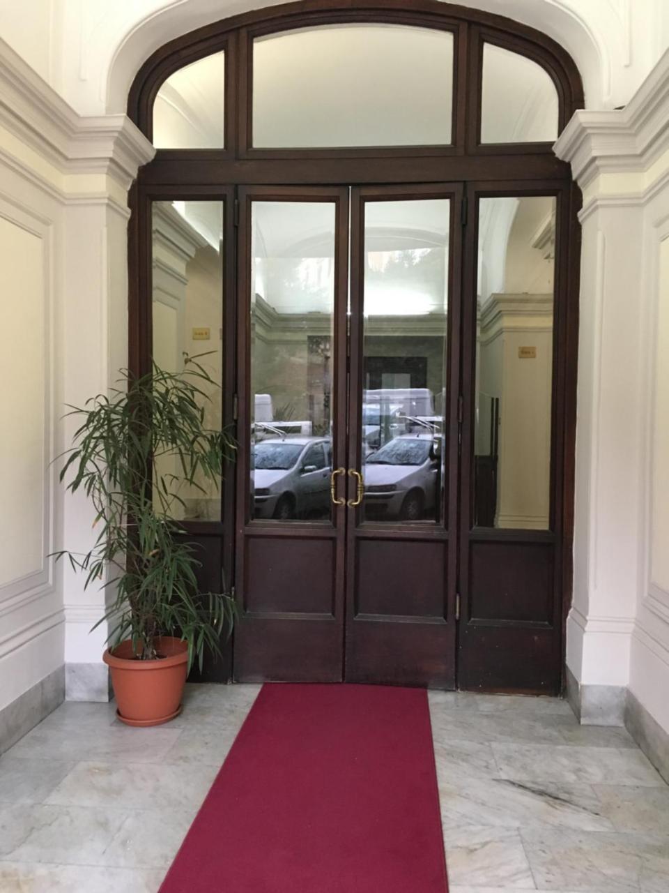 Hotel Versailles *