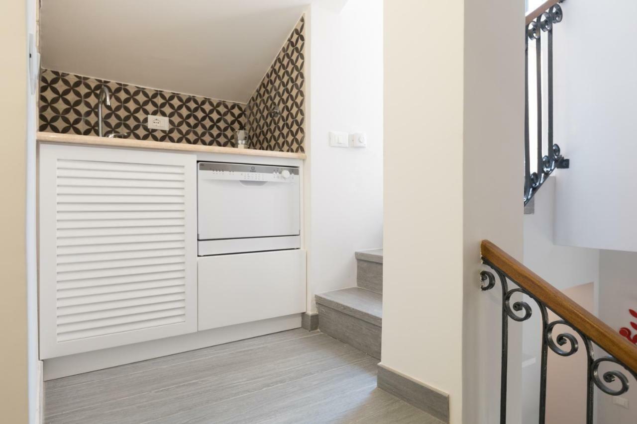 Apartment Quiet Pied A Terre With Terrace In Borgo Pio Rome