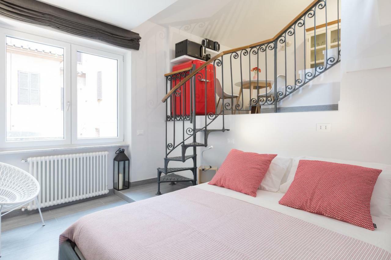 Quiet Pied A Terre With Terrace In Borgo Pio Rome