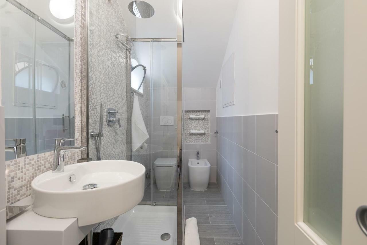 Apartment Quiet Pied A Terre With Terrace In Borgo Pio Rome