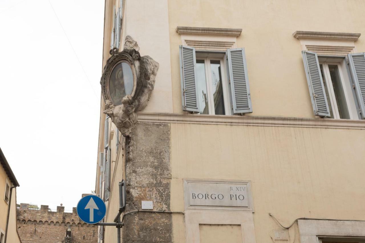 Quiet Pied A Terre With Terrace In Borgo Pio * Rome