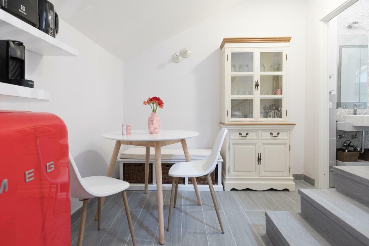Quiet Pied A Terre With Terrace In Borgo Pio Apartment Rome