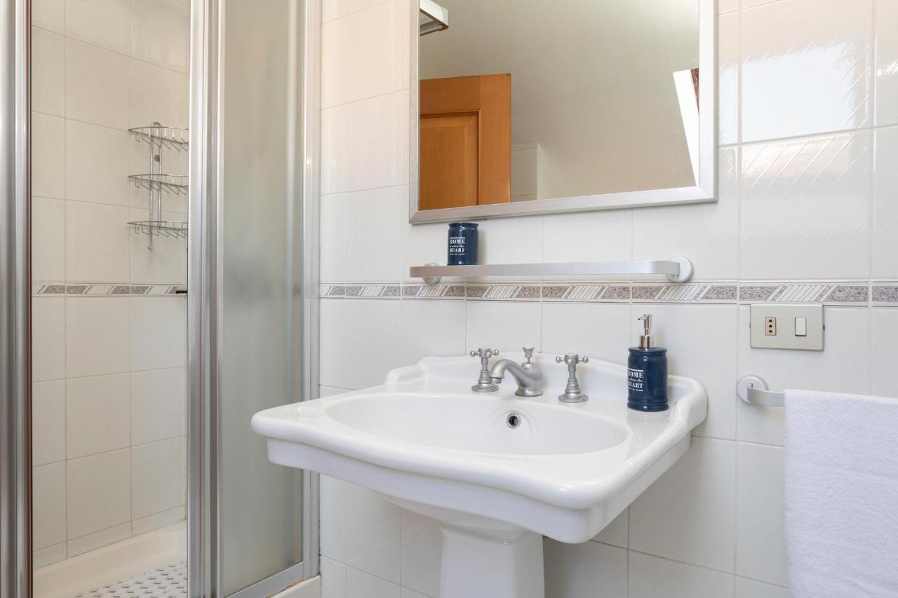 Anagnino White Apartment *