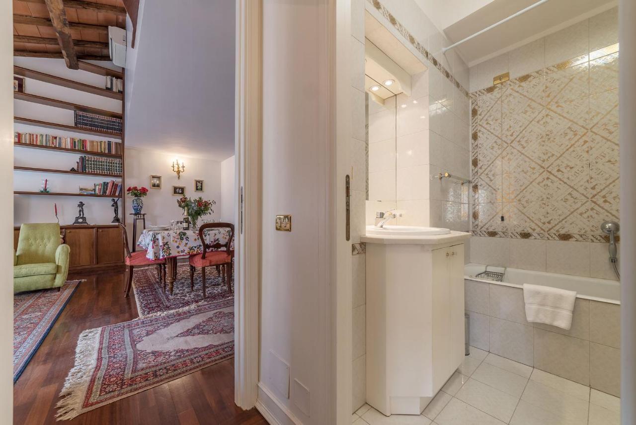 Quiet And Classic On Two Floors, By Trevi Fountain - Fromhometorome