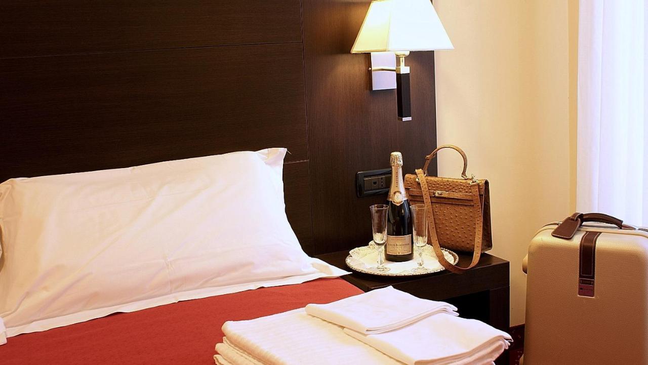 Hotel Versailles