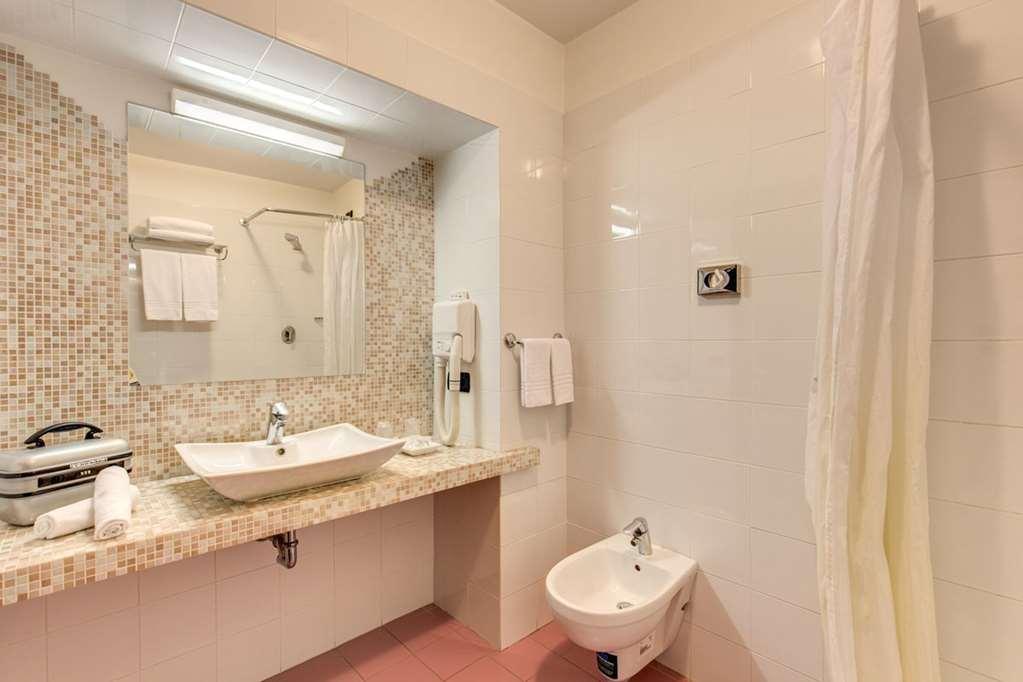 Versailles Hotel *