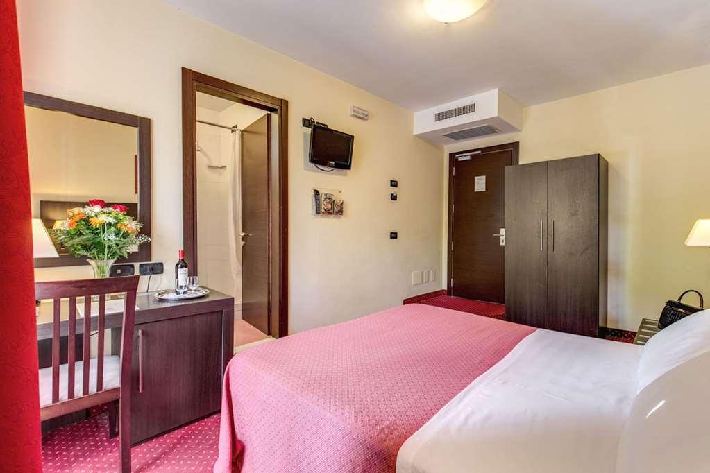Hotel Versailles *