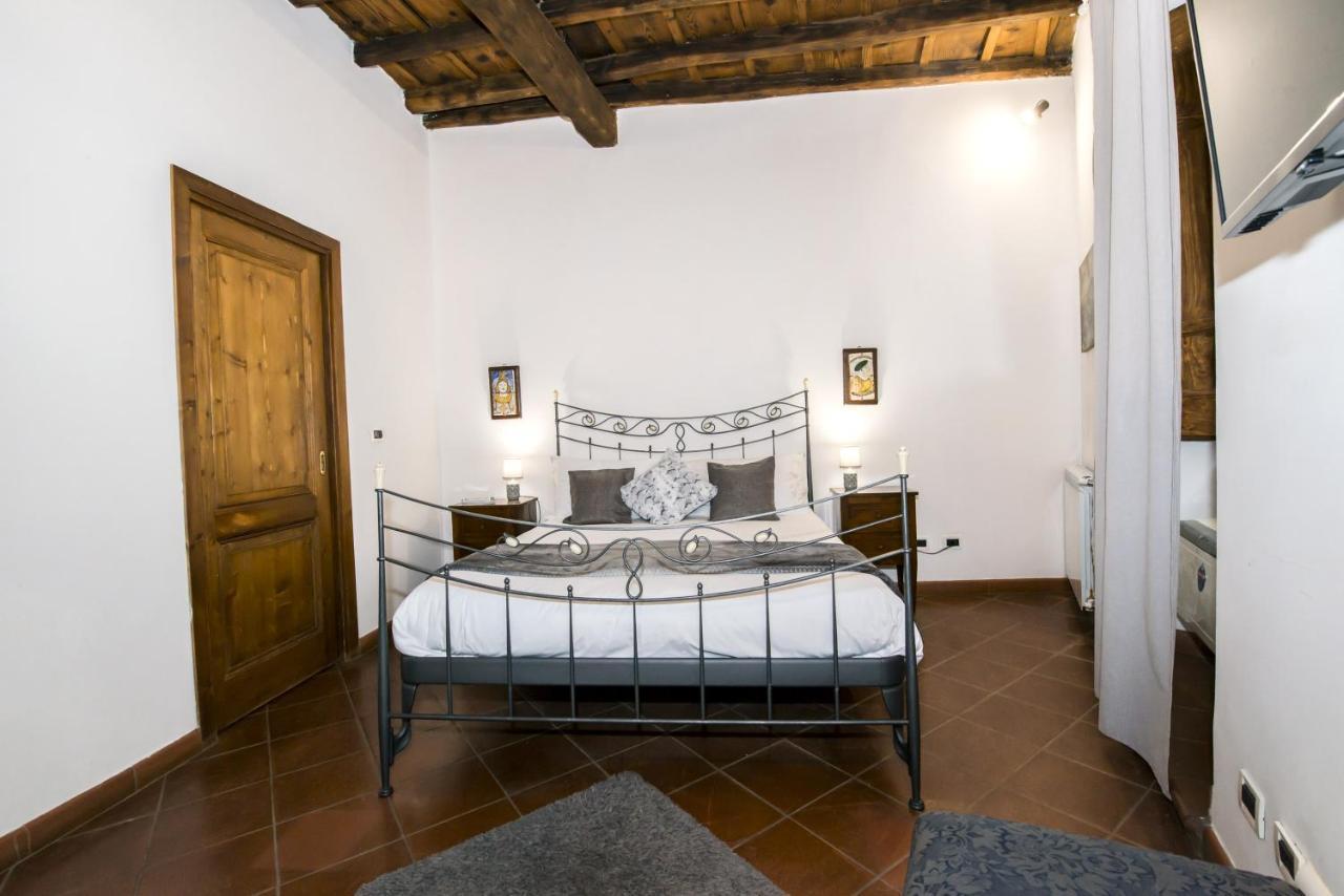 Vicolo Dell'aquila * Roma